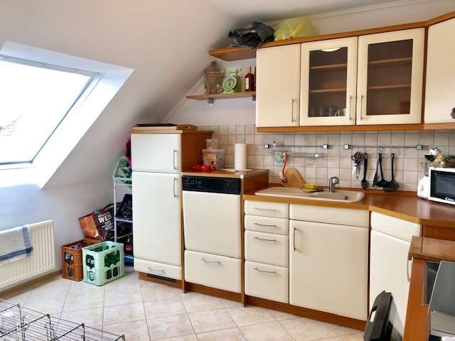 2 Etagen, Einbauk&uuml;che, Balkon, PKW-Stellplatz - was will man mehr ?